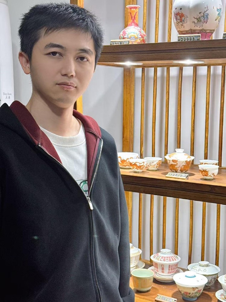 李敏（國(guó)瓷紅葉畫(huà)院高級(jí)畫(huà)師）