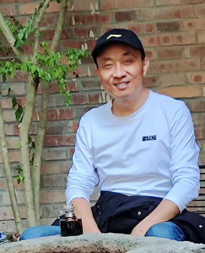 應鎮(zhèn)文（國瓷紅葉畫院研究員）